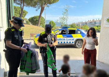 Els infants de l'Escola Bressol Municipal Món Petit reben la visita de la Policia Local amb l’activitat 'Policia Amiga'