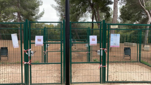 La zona d’esbarjo de gossos queda tancada temporalment per tractament contra la processionària del pi