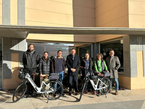 Abrera + Sostenible! El Servei d'Esports i la Brigada Municipal incorporen al seu parc mòbil dues bicicletes elèctriques, cedides per la Diputació de Barcelona