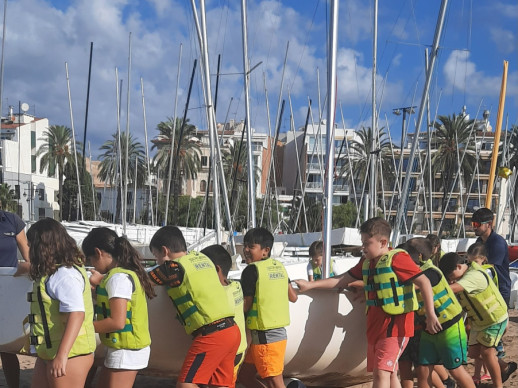 L'alumnat abrerenc gaudeix al litoral del programa 'Bateig de vela', promogut per la Diputació de Barcelona amb el suport del nostre Ajuntament