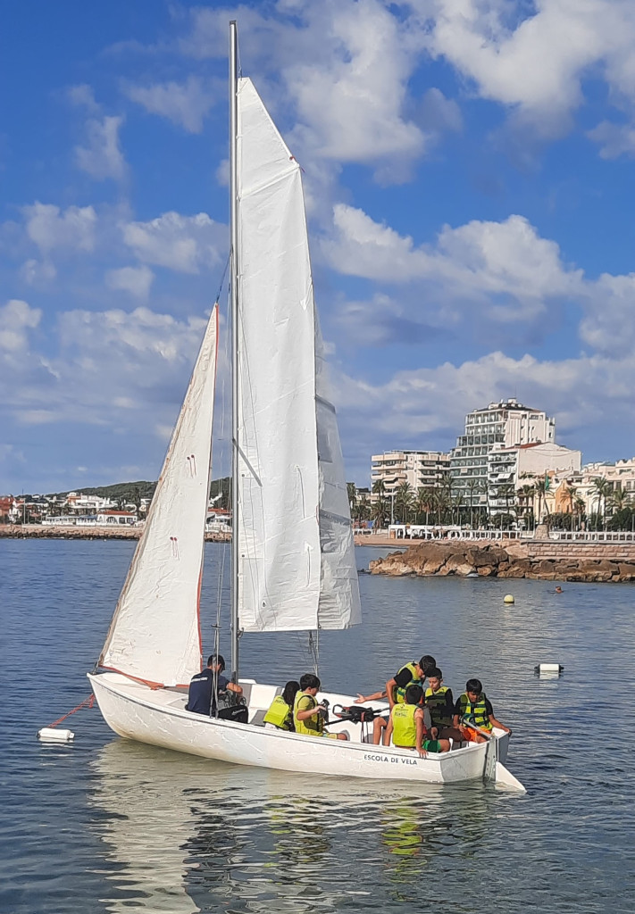 L'alumnat abrerenc gaudeix al litoral del programa 'Bateig de vela', promogut per la Diputació de Barcelona amb el suport del nostre Ajuntament