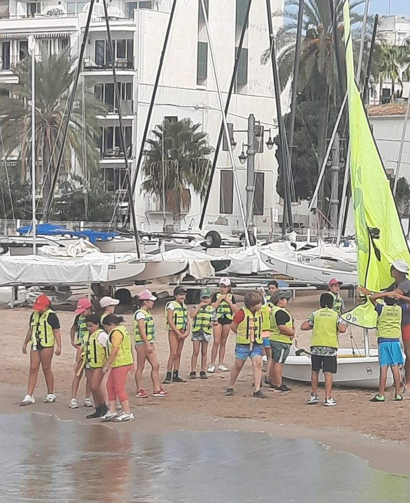 L'alumnat abrerenc gaudeix al litoral del programa 'Bateig de vela', promogut per la Diputació de Barcelona amb el suport del nostre Ajuntament