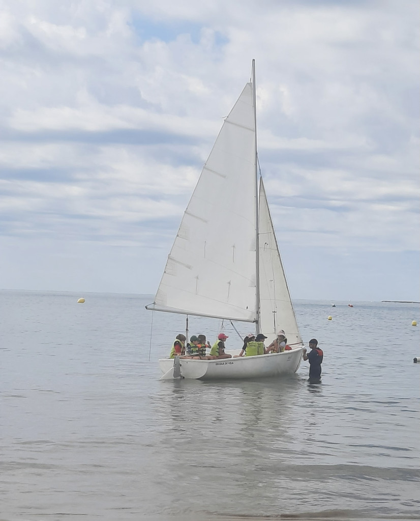 L'alumnat abrerenc gaudeix al litoral del programa 'Bateig de vela', promogut per la Diputació de Barcelona amb el suport del nostre Ajuntament