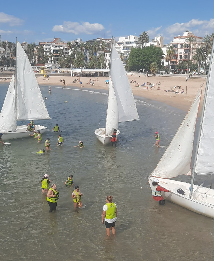 L'alumnat abrerenc gaudeix al litoral del programa 'Bateig de vela', promogut per la Diputació de Barcelona amb el suport del nostre Ajuntament