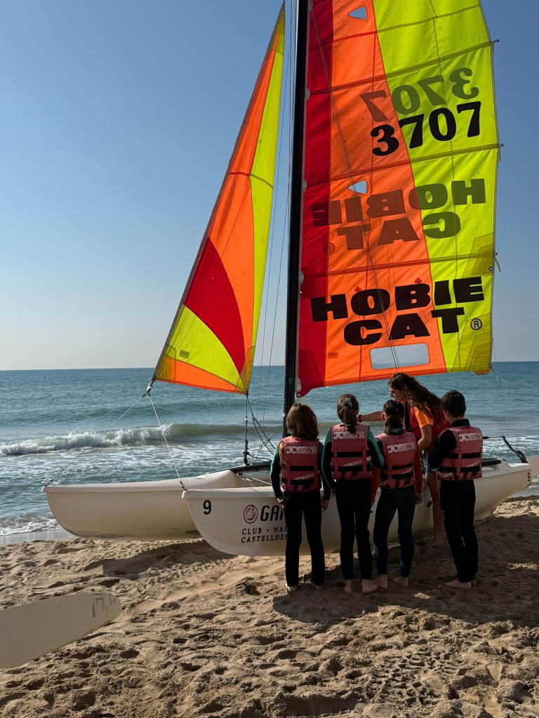 L'alumnat abrerenc gaudeix al litoral del programa 'Bateig de vela', promogut per la Diputació de Barcelona amb el suport del nostre Ajuntament