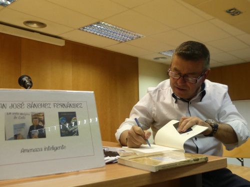 L'escriptor abrerenc Juan José Sánchez Fernández presenta el seu llibre 