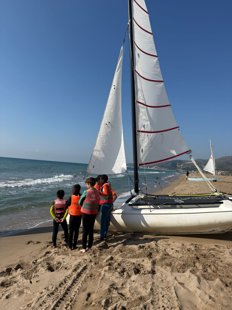 L'alumnat abrerenc gaudeix al litoral del programa 'Bateig de vela', promogut per la Diputació de Barcelona amb el suport del nostre Ajuntament