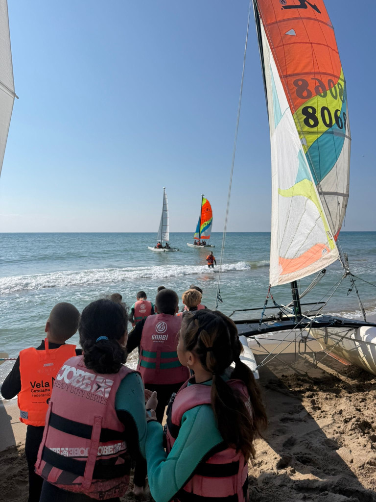 L'alumnat abrerenc gaudeix al litoral del programa 'Bateig de vela', promogut per la Diputació de Barcelona amb el suport del nostre Ajuntament