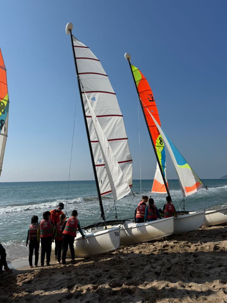 L'alumnat abrerenc gaudeix al litoral del programa 'Bateig de vela', promogut per la Diputació de Barcelona amb el suport del nostre Ajuntament