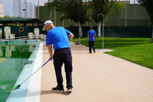 Duem a terme tasques d'adequació de les instal·lacions de la Piscina Municipal d'Estiu per preparar la nova temporada, que comença aquest diumenge 7 de juny
