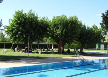 Una setantena de persones assisteixen a la commemoració del Dia Internacional del Ioga a la Piscina Municipal d'Estiu d'Abrera