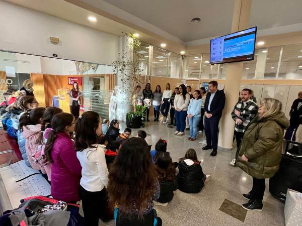 La il·lusió del Nadal es viu a Abrera! Gaudim a l'Ajuntament de la cantada de nadales de l'alumnat de tercer de primària de l'Escola Francesc Platón i Sartí