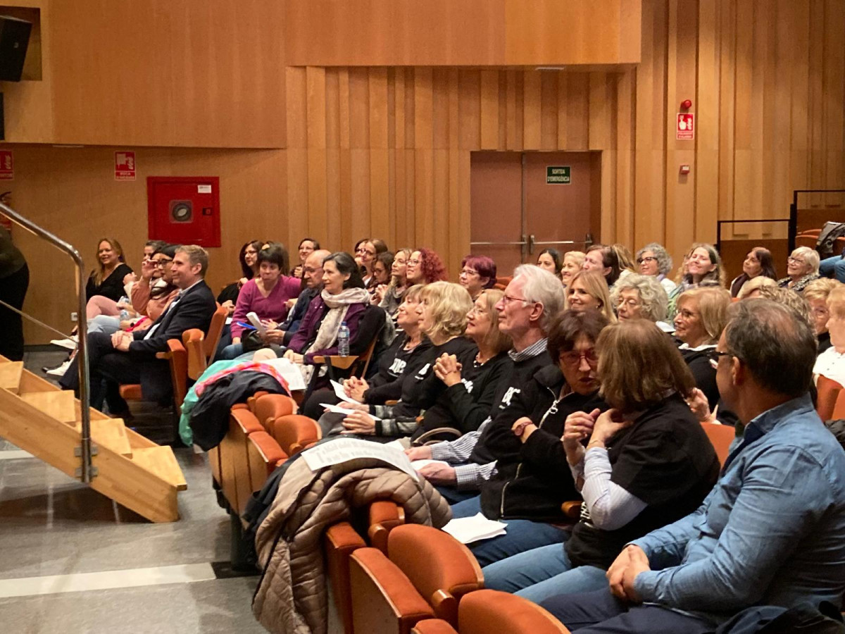 Abrera Municipi 100% Feminista! Durant el mes de novembre commemorem el Dia Internacional contra les violències envers les dones amb diverses propostes per a tots els públics. Taller de Gòspel