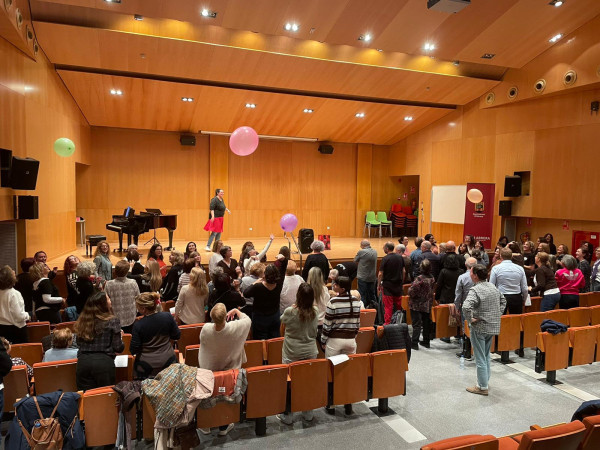Abrera Municipi 100% Feminista! Durant el mes de novembre commemorem el Dia Internacional contra les violències envers les dones amb diverses propostes per a tots els públics. Taller de Gòspel