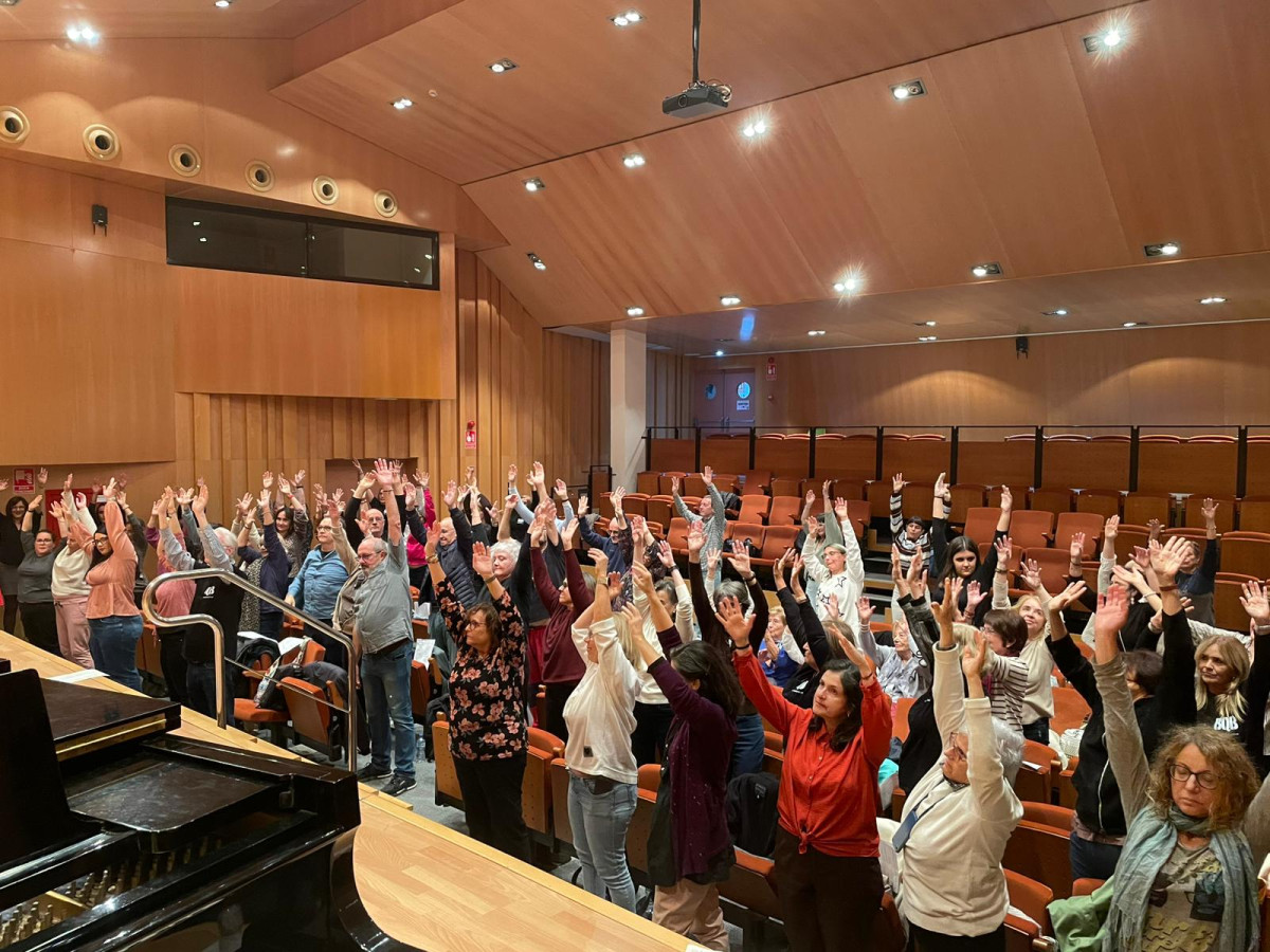 Abrera Municipi 100% Feminista! Durant el mes de novembre commemorem el Dia Internacional contra les violències envers les dones amb diverses propostes per a tots els públics. Taller de Gòspel