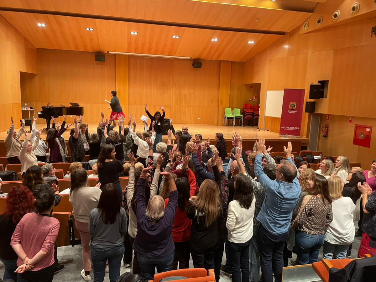 Abrera Municipi 100% Feminista! Durant el mes de novembre commemorem el Dia Internacional contra les violències envers les dones amb diverses propostes per a tots els públics. Taller de Gòspel