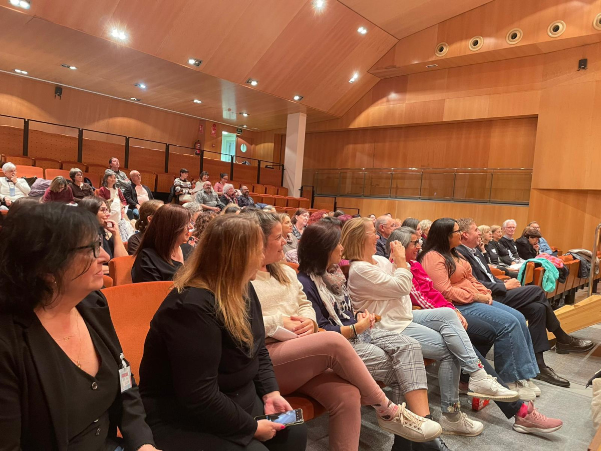 Abrera Municipi 100% Feminista! Durant el mes de novembre commemorem el Dia Internacional contra les violències envers les dones amb diverses propostes per a tots els públics. Taller de Gòspel