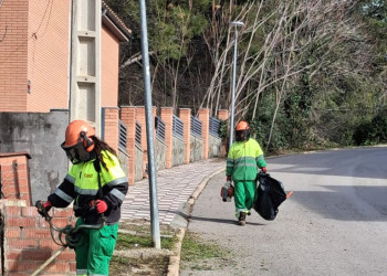 Tenim cura de la via pública del nostre municipi amb nous treballs de desbrossament d’herbes i neteja dels vorals en els barris d'Abrera