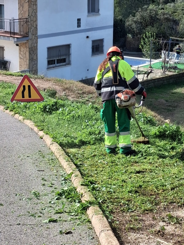 Tenim cura de la via pública del nostre municipi amb nous treballs de desbrossament d’herbes i neteja dels vorals en els barris d'Abrera