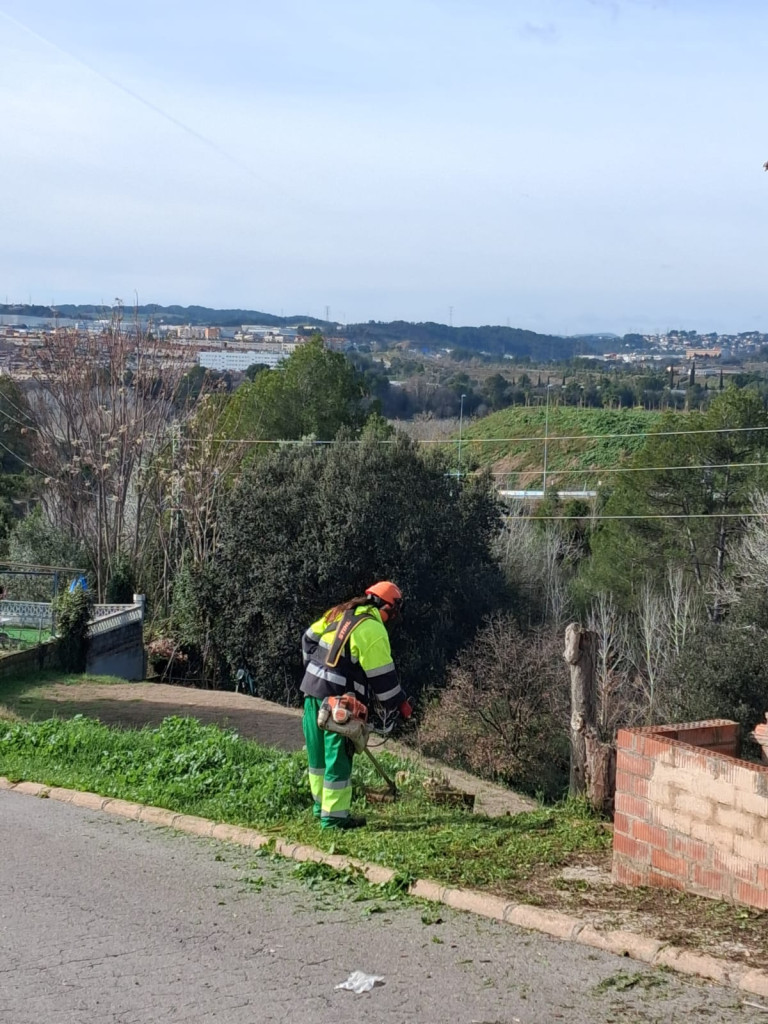 Tenim cura de la via pública del nostre municipi amb nous treballs de desbrossament d’herbes i neteja dels vorals en els barris d'Abrera