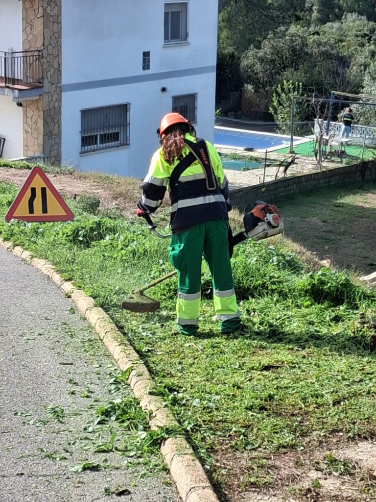 Tenim cura de la via pública del nostre municipi amb nous treballs de desbrossament d’herbes i neteja dels vorals en els barris d'Abrera