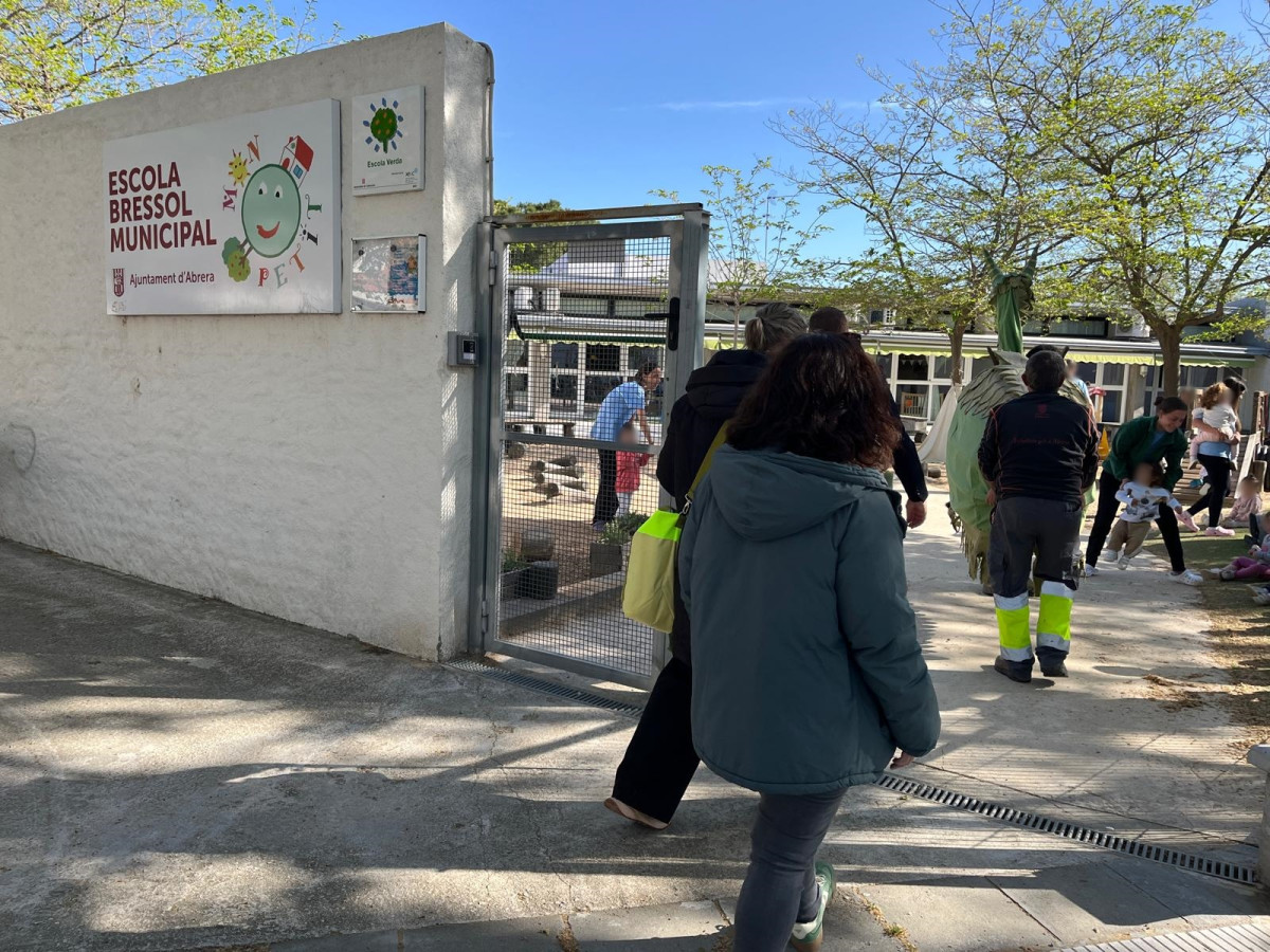 El drac Climentet, de la Colla de Diables infantil Bram de Foc d'Abrera, visita l'Escola Bressol Municipal Món Petit