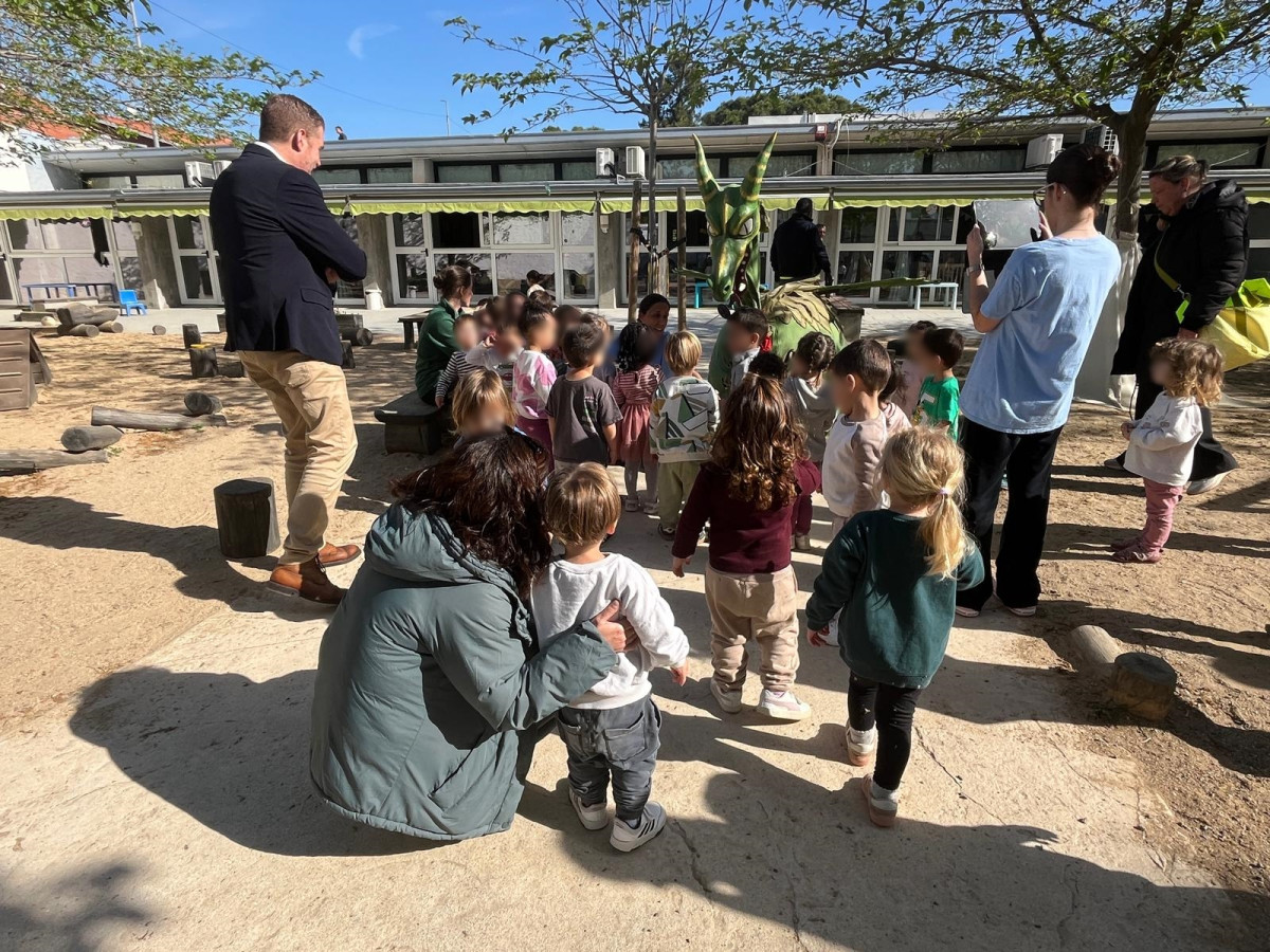 El drac Climentet, de la Colla de Diables infantil Bram de Foc d'Abrera, visita l'Escola Bressol Municipal Món Petit