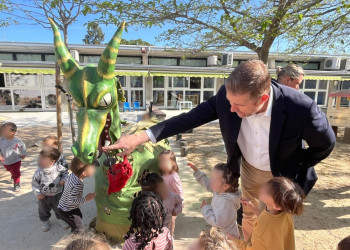 El drac Climentet, de la Colla de Diables infantil Bram de Foc d'Abrera, visita l'Escola Bressol Municipal Món Petit