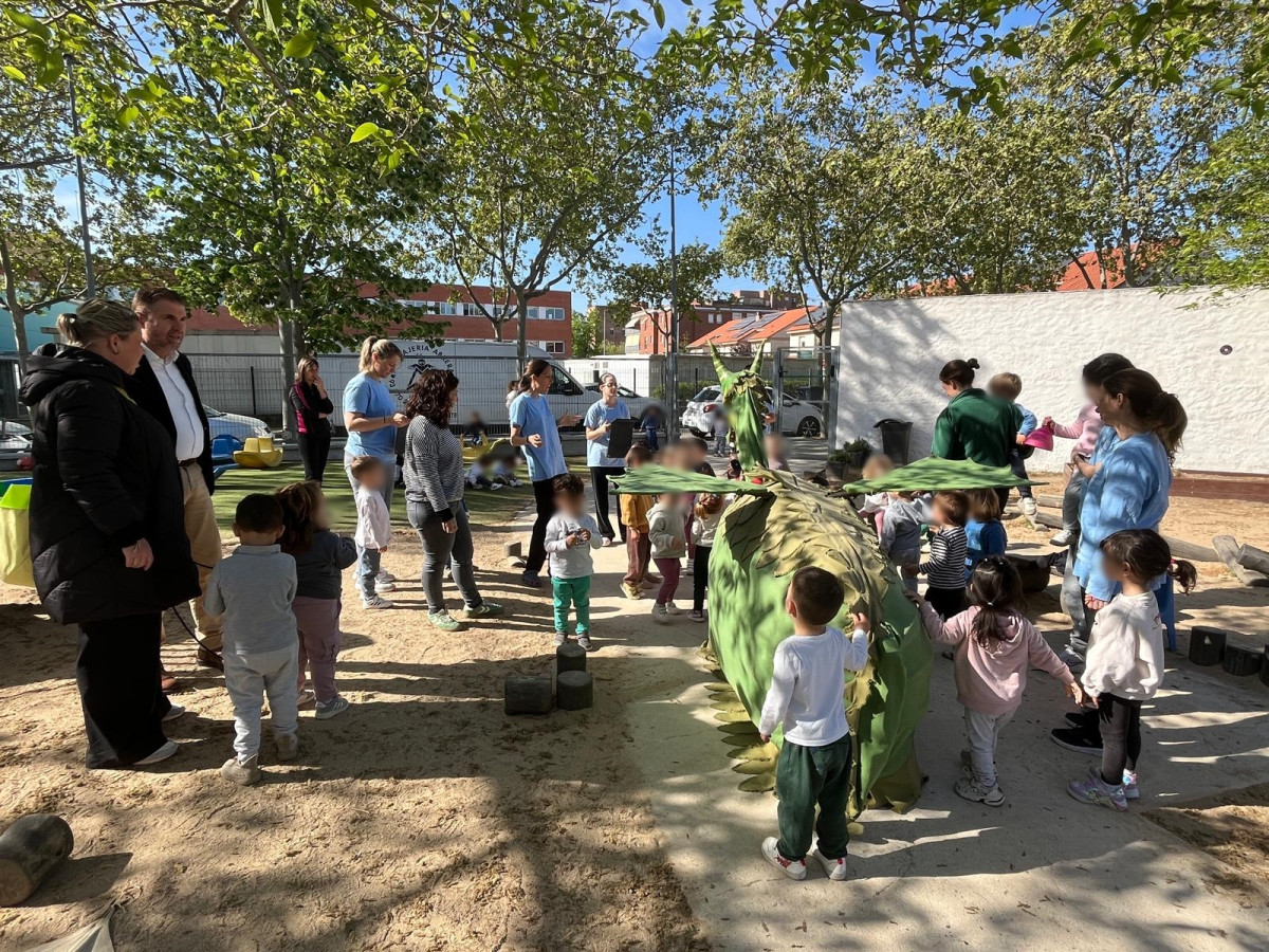 El drac Climentet, de la Colla de Diables infantil Bram de Foc d'Abrera, visita l'Escola Bressol Municipal Món Petit