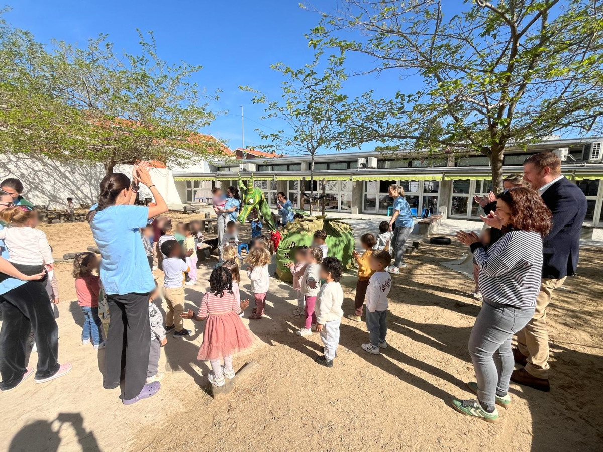 El drac Climentet, de la Colla de Diables infantil Bram de Foc d'Abrera, visita l'Escola Bressol Municipal Món Petit