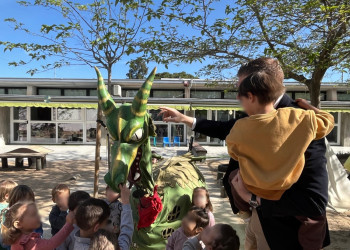 El drac Climentet, de la Colla de Diables infantil Bram de Foc d'Abrera, visita l'Escola Bressol Municipal Món Petit