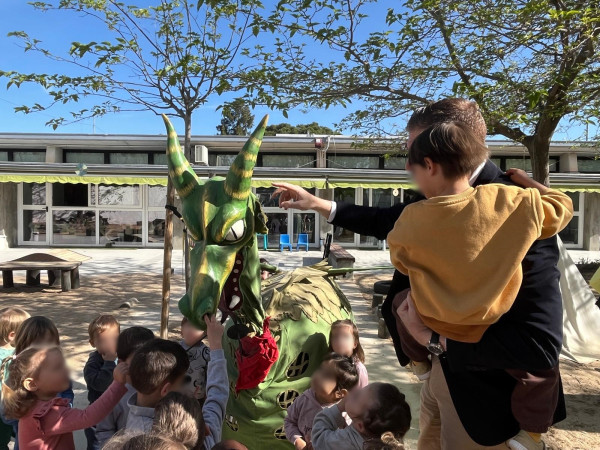 El drac Climentet, de la Colla de Diables infantil Bram de Foc d'Abrera, visita l'Escola Bressol Municipal Món Petit