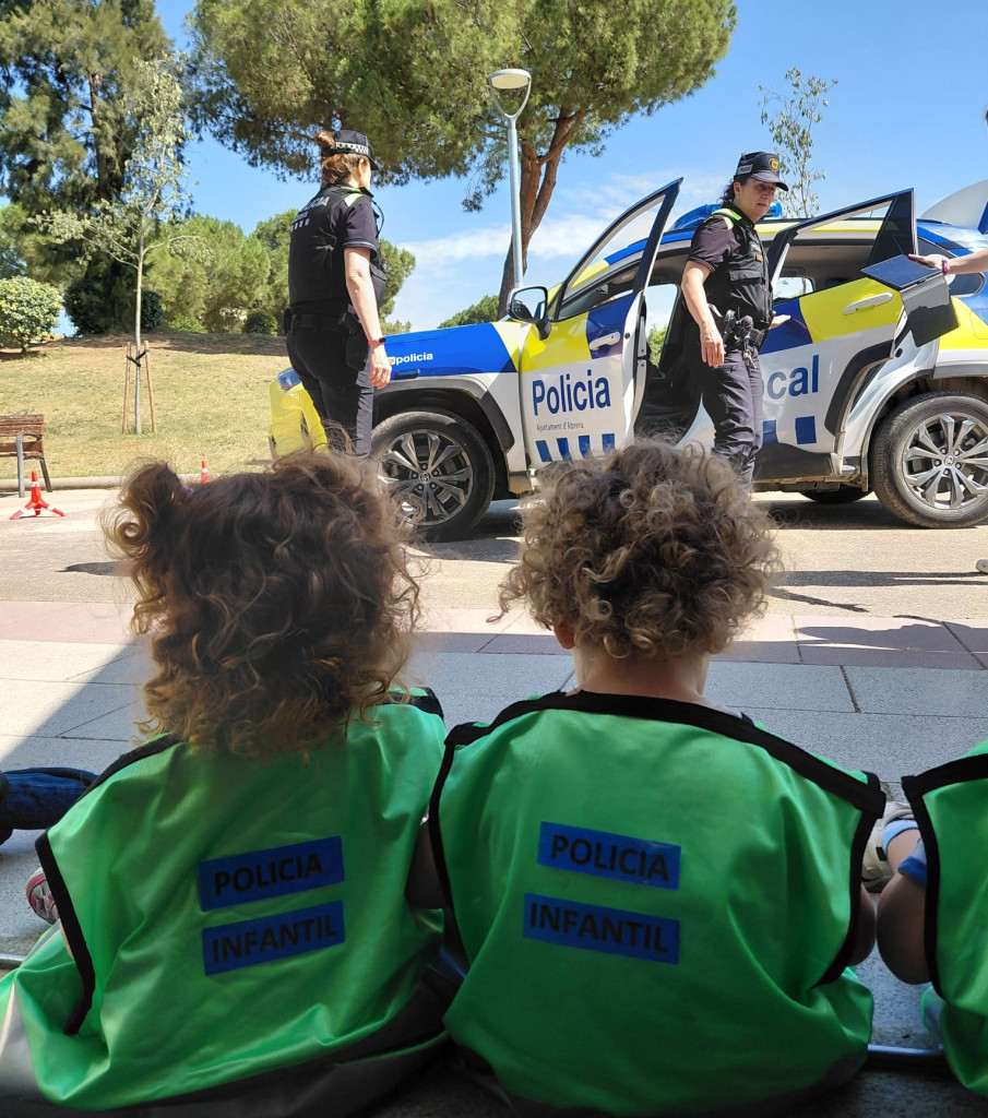 Els infants de l'Escola Bressol Municipal Món Petit reben la visita de la Policia Local amb l’activitat 'Policia Amiga'