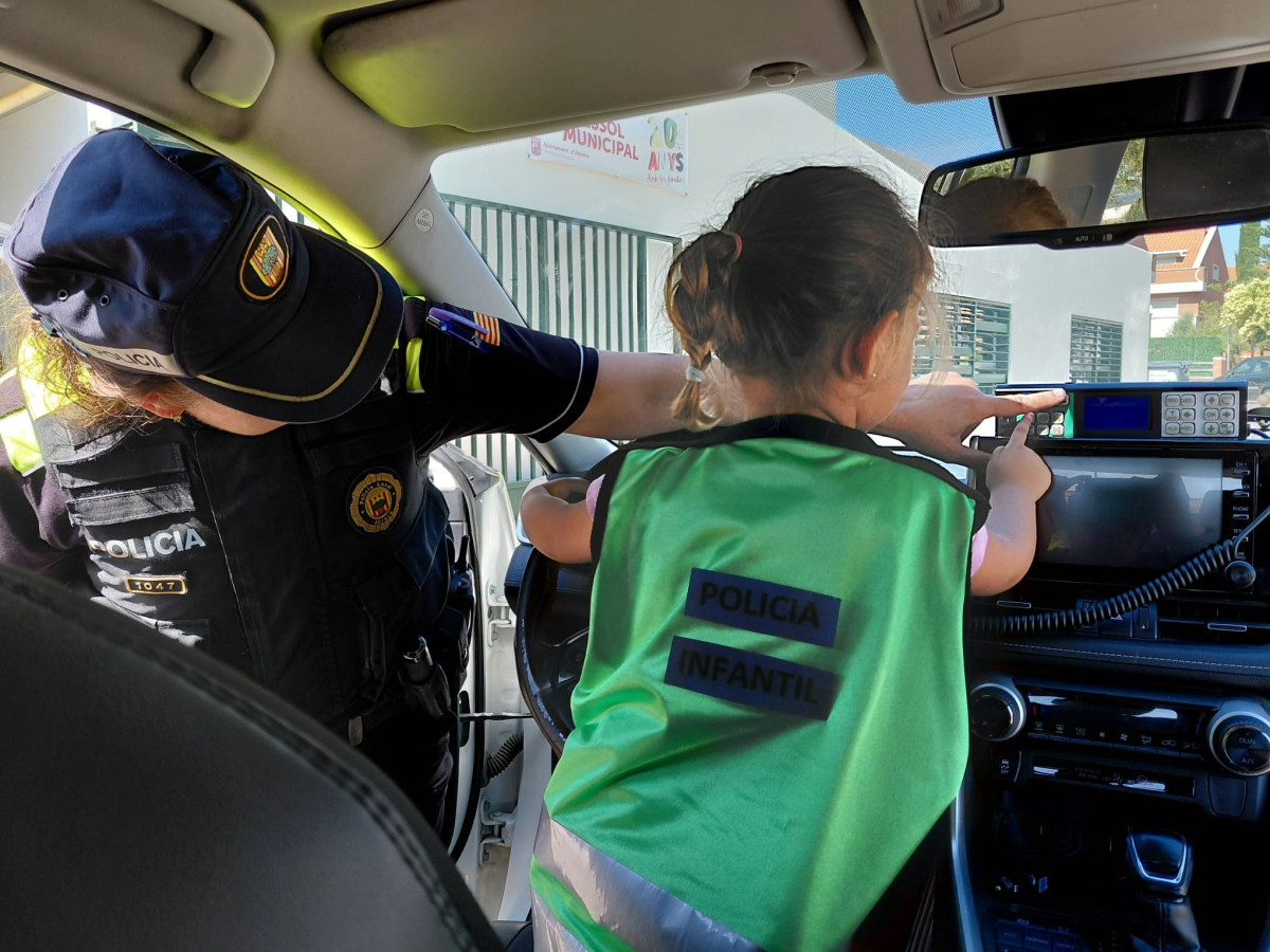 Els infants de l'Escola Bressol Municipal Món Petit reben la visita de la Policia Local amb l’activitat 'Policia Amiga'