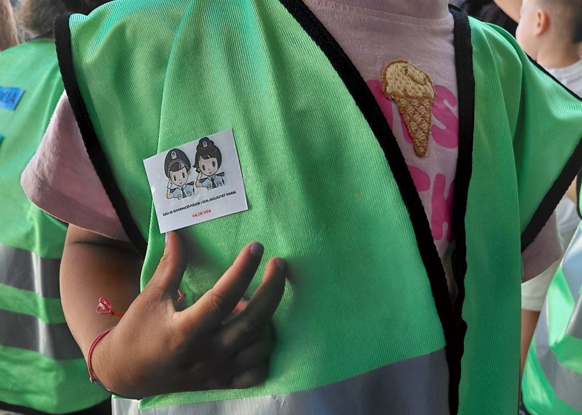 Els infants de l'Escola Bressol Municipal Món Petit reben la visita de la Policia Local amb l’activitat 'Policia Amiga'