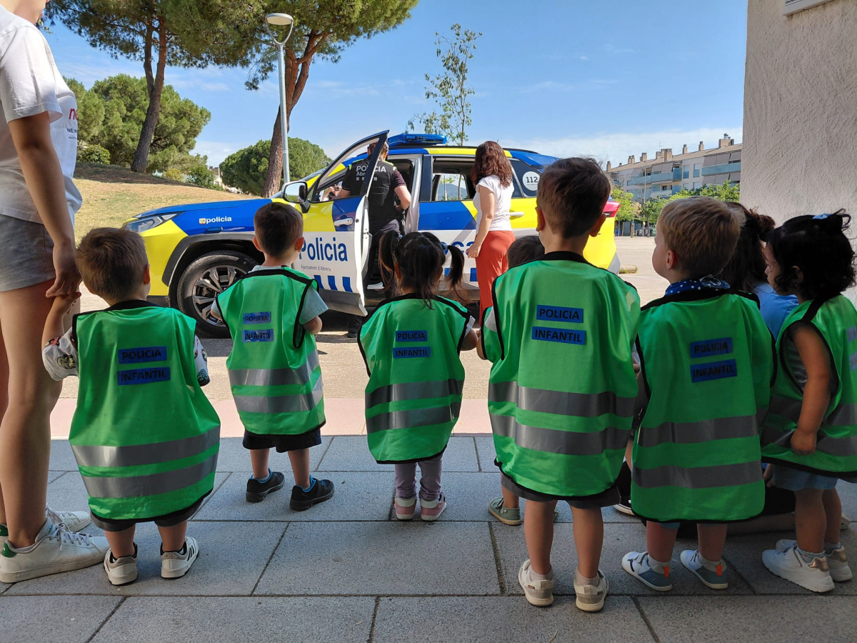 Els infants de l'Escola Bressol Municipal Món Petit reben la visita de la Policia Local amb l’activitat 'Policia Amiga'