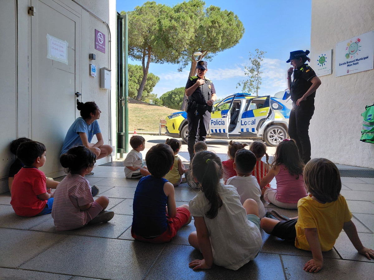 Els infants de l'Escola Bressol Municipal Món Petit reben la visita de la Policia Local amb l’activitat 'Policia Amiga'