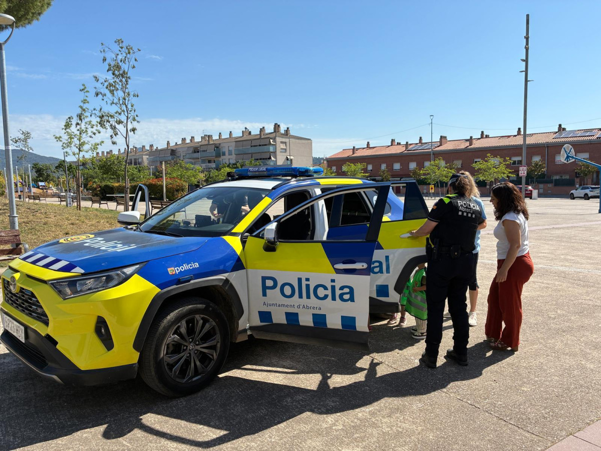 Els infants de l'Escola Bressol Municipal Món Petit reben la visita de la Policia Local amb l’activitat 'Policia Amiga'