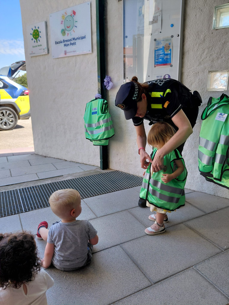 Els infants de l'Escola Bressol Municipal Món Petit reben la visita de la Policia Local amb l’activitat 'Policia Amiga'