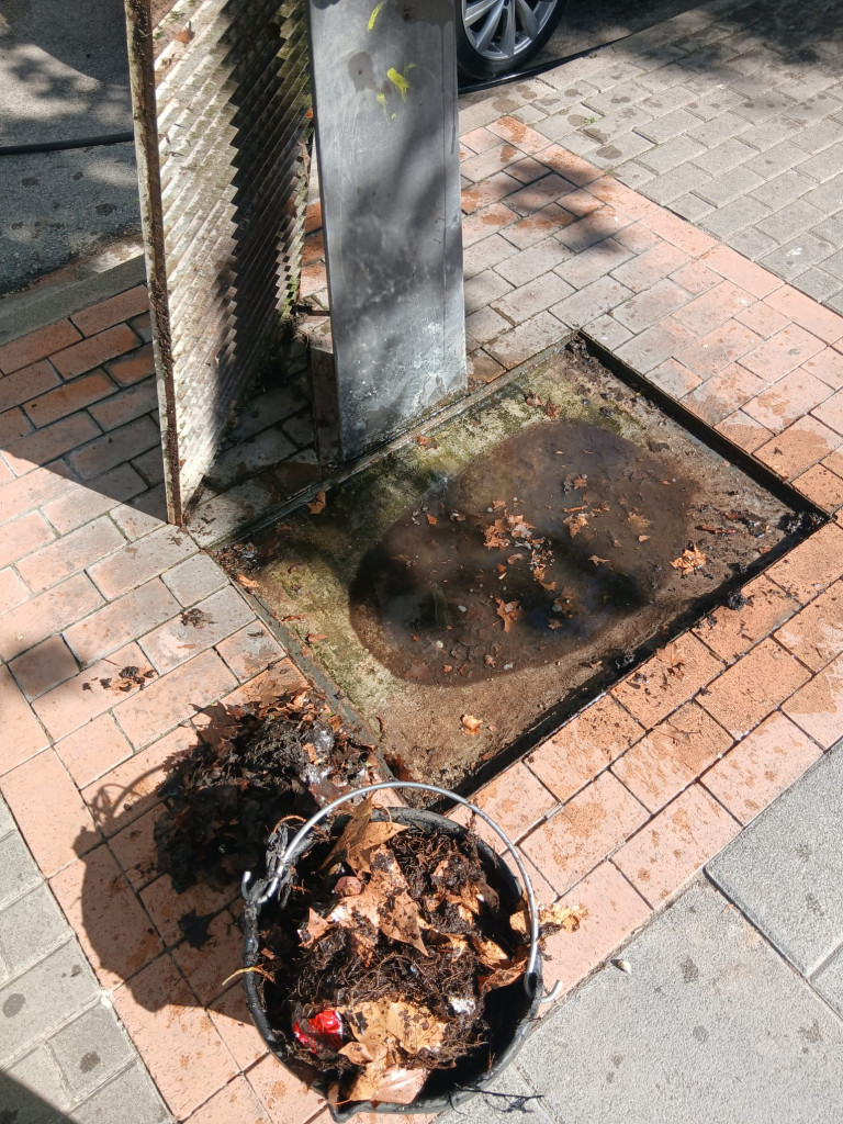 Continuem duent a terme treballs de neteja als embornals en diferents punts del nostre municipi per prevenir incidències a la via pública