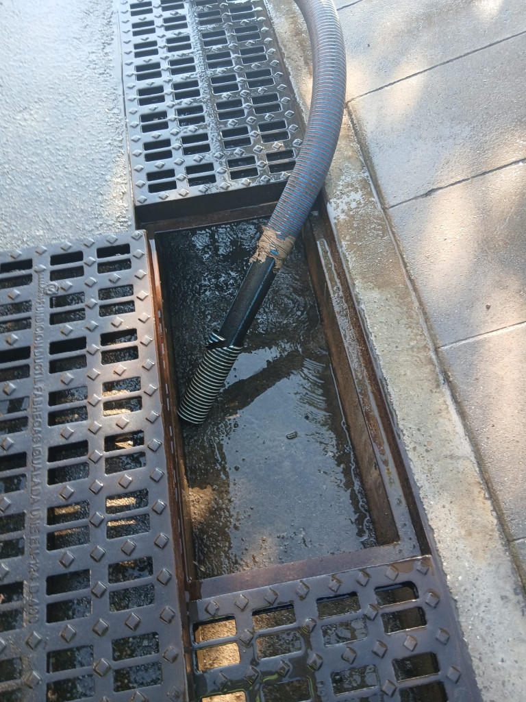 Continuem duent a terme treballs de neteja als embornals en diferents punts del nostre municipi per prevenir incidències a la via pública