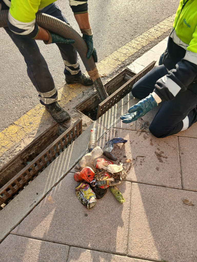 Continuem duent a terme treballs de neteja als embornals en diferents punts del nostre municipi per prevenir incidències a la via pública