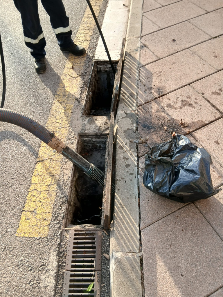 Continuem duent a terme treballs de neteja als embornals en diferents punts del nostre municipi per prevenir incidències a la via pública
