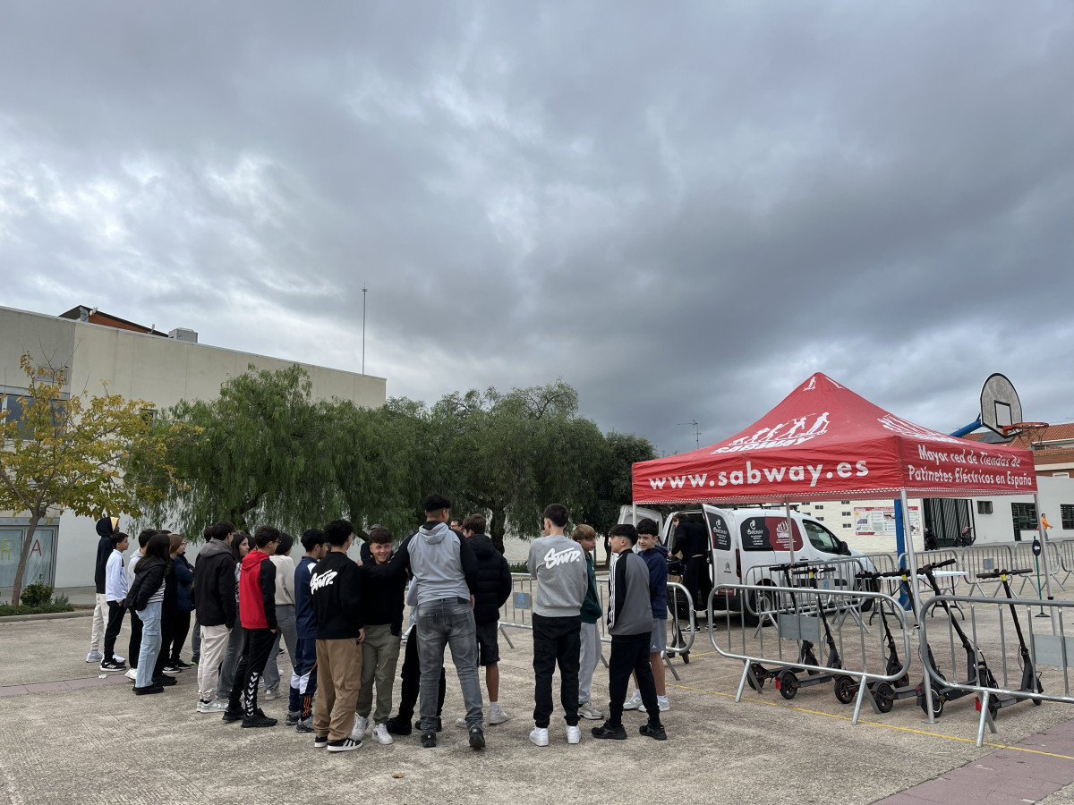 Oferim a l'alumnat de 3r d'ESO de l'Institut Voltrera una Formació teòrica i pràctica de Seguretat Viària en patinet elèctric