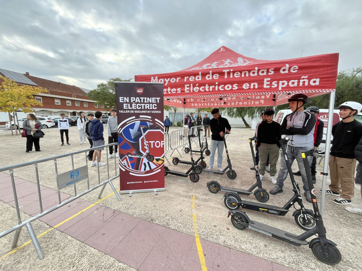 Oferim a l'alumnat de 3r d'ESO de l'Institut Voltrera una Formació teòrica i pràctica de Seguretat Viària en patinet elèctric