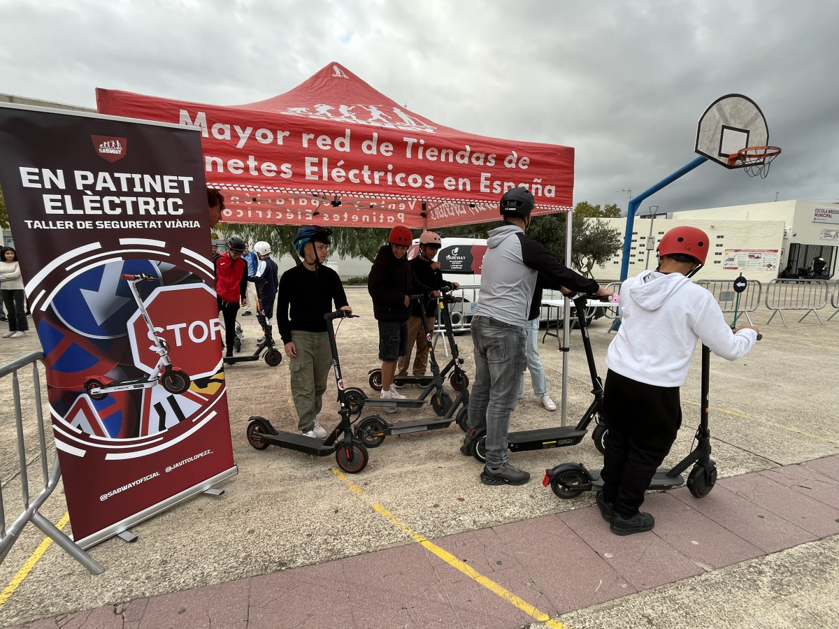 Oferim a l'alumnat de 3r d'ESO de l'Institut Voltrera una Formació teòrica i pràctica de Seguretat Viària en patinet elèctric