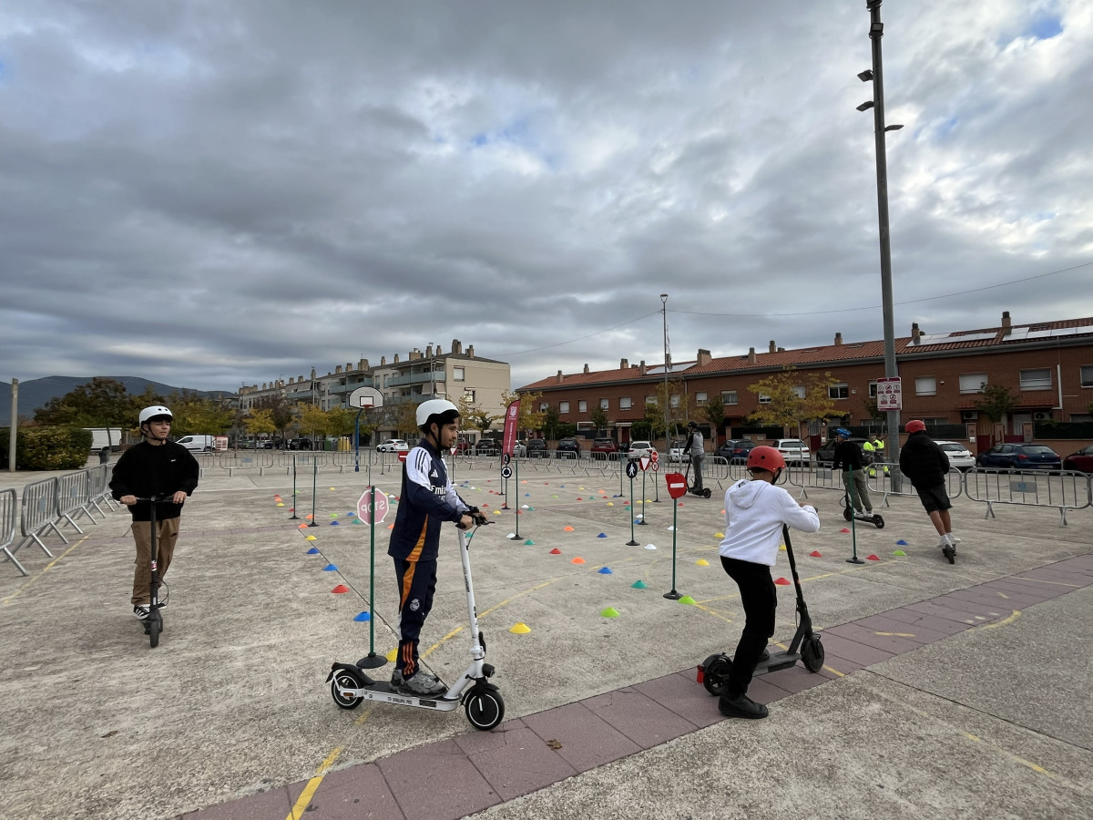 Oferim a l'alumnat de 3r d'ESO de l'Institut Voltrera una Formació teòrica i pràctica de Seguretat Viària en patinet elèctric