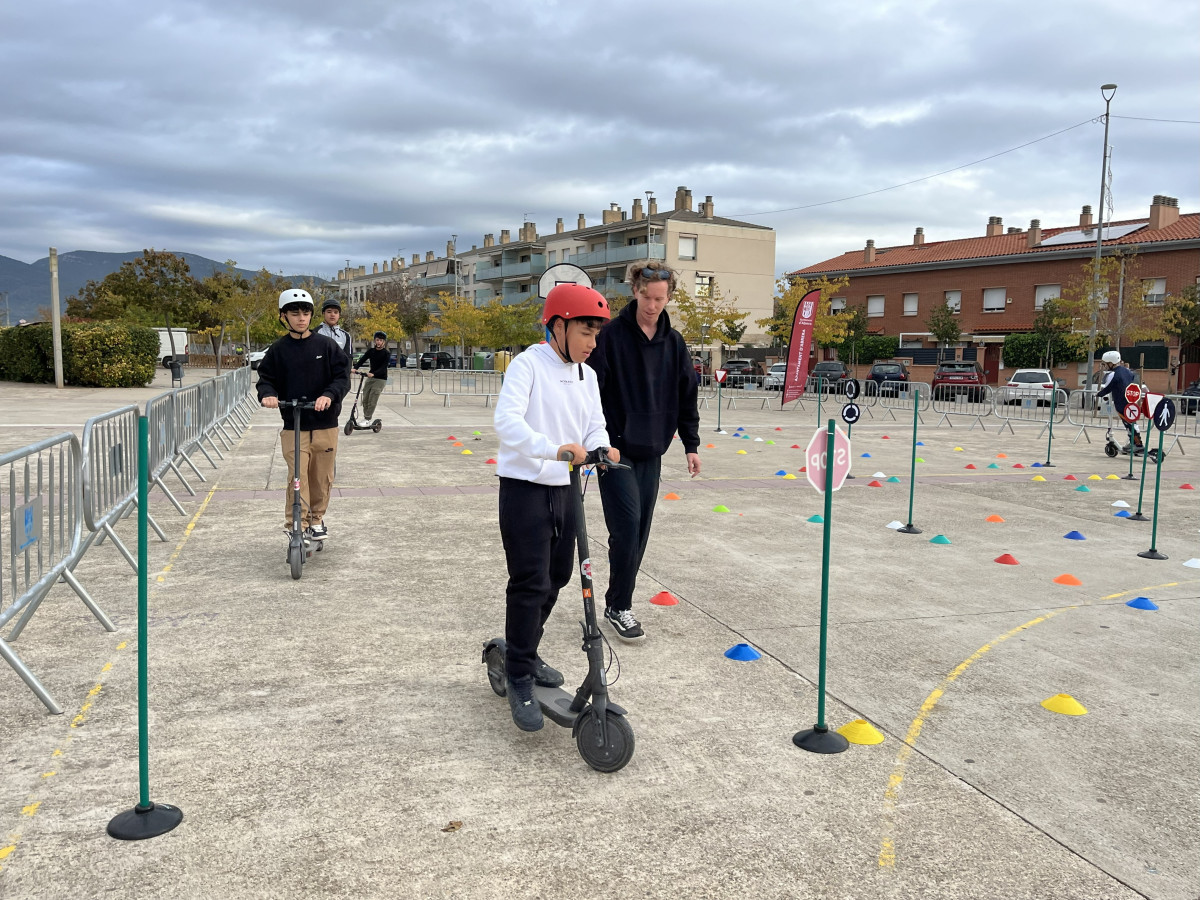 Oferim a l'alumnat de 3r d'ESO de l'Institut Voltrera una Formació teòrica i pràctica de Seguretat Viària en patinet elèctric