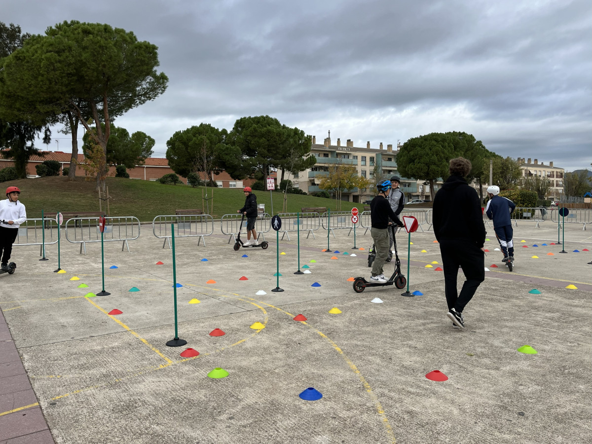 Oferim a l'alumnat de 3r d'ESO de l'Institut Voltrera una Formació teòrica i pràctica de Seguretat Viària en patinet elèctric