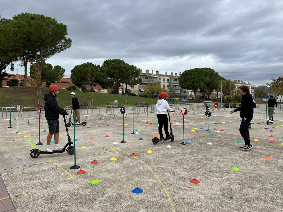Oferim a l'alumnat de 3r d'ESO de l'Institut Voltrera una Formació teòrica i pràctica de Seguretat Viària en patinet elèctric